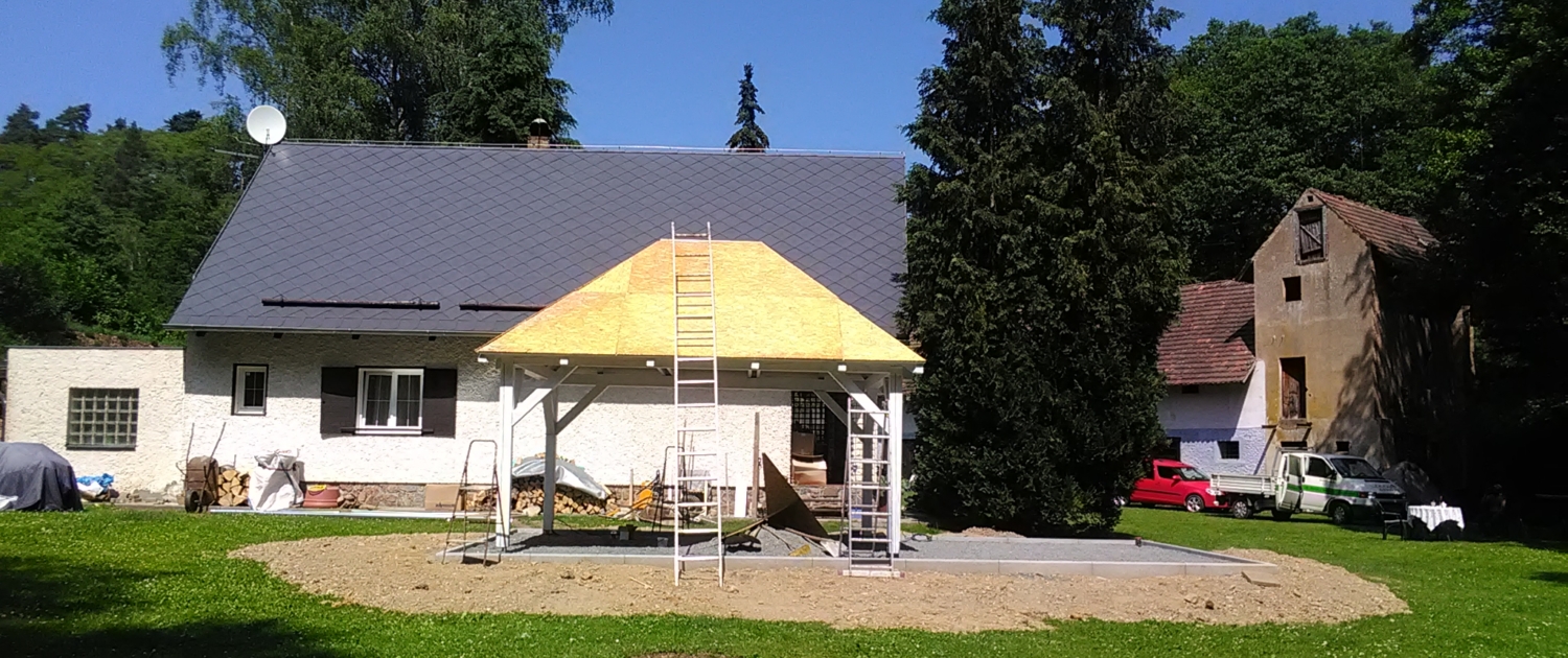 Pergola s valbovou střechou