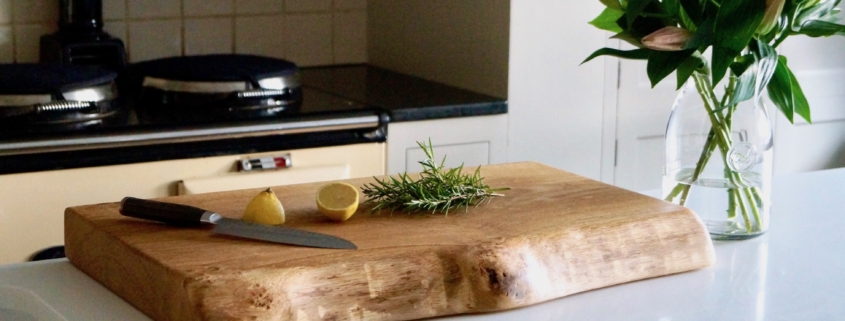 Jídelní stůl z masivu