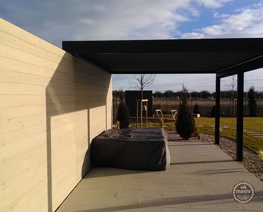 Stěna ze dřeva k zahradní pergole