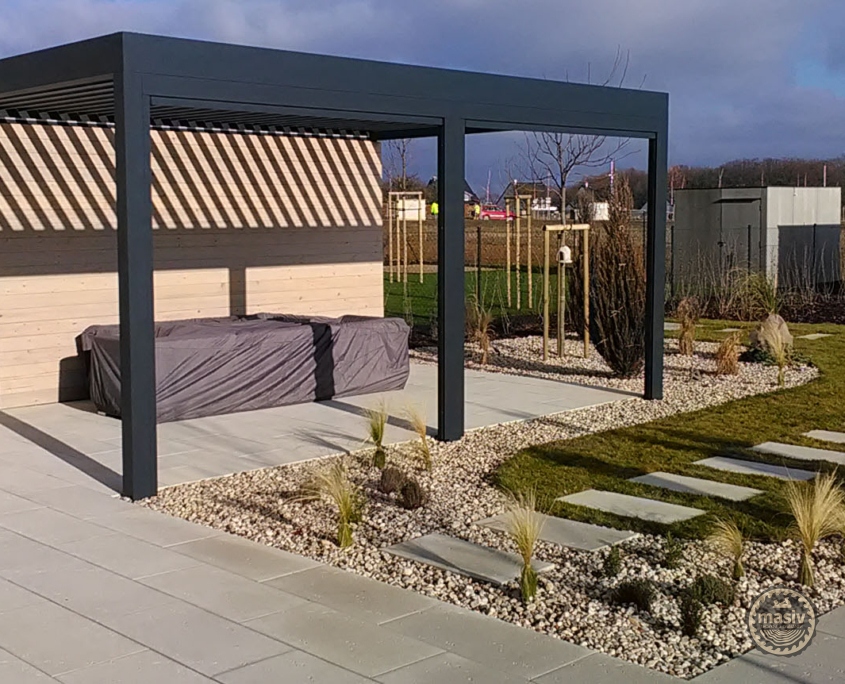 Stěna ze dřeva k zahradní pergole