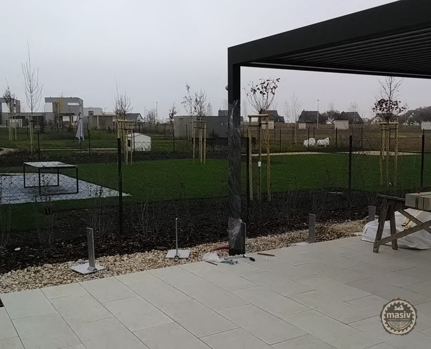 Stěna ze dřeva k zahradní pergole