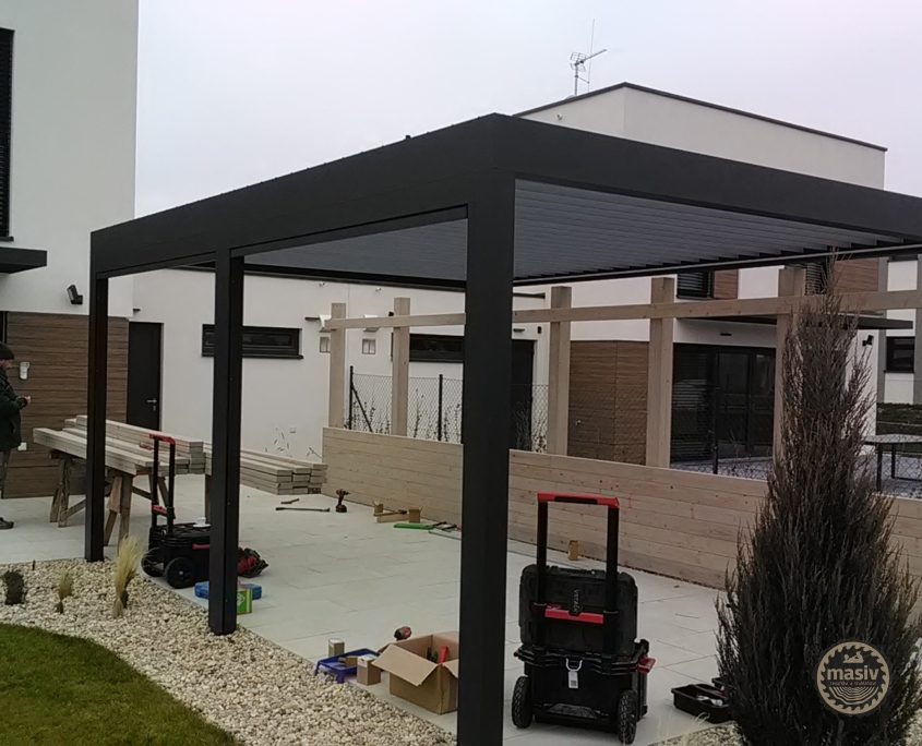 Stěna ze dřeva k zahradní pergole