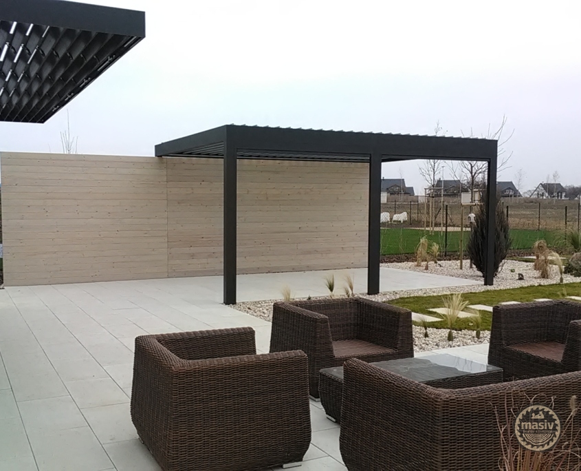 Stěna ze dřeva k zahradní pergole