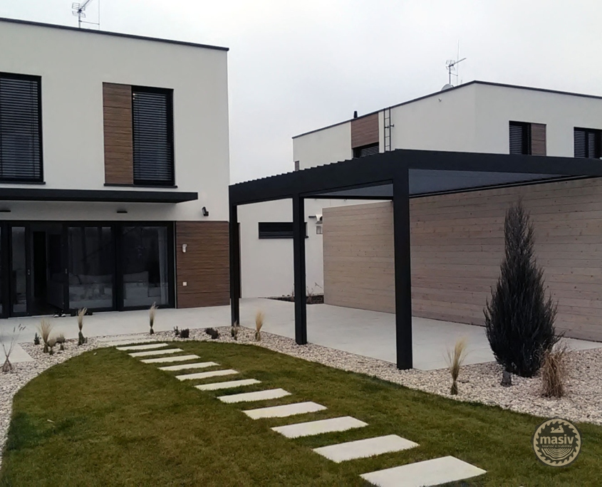 Stěna ze dřeva k zahradní pergole