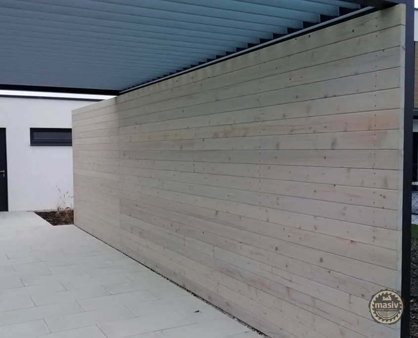 Stěna ze dřeva k zahradní pergole