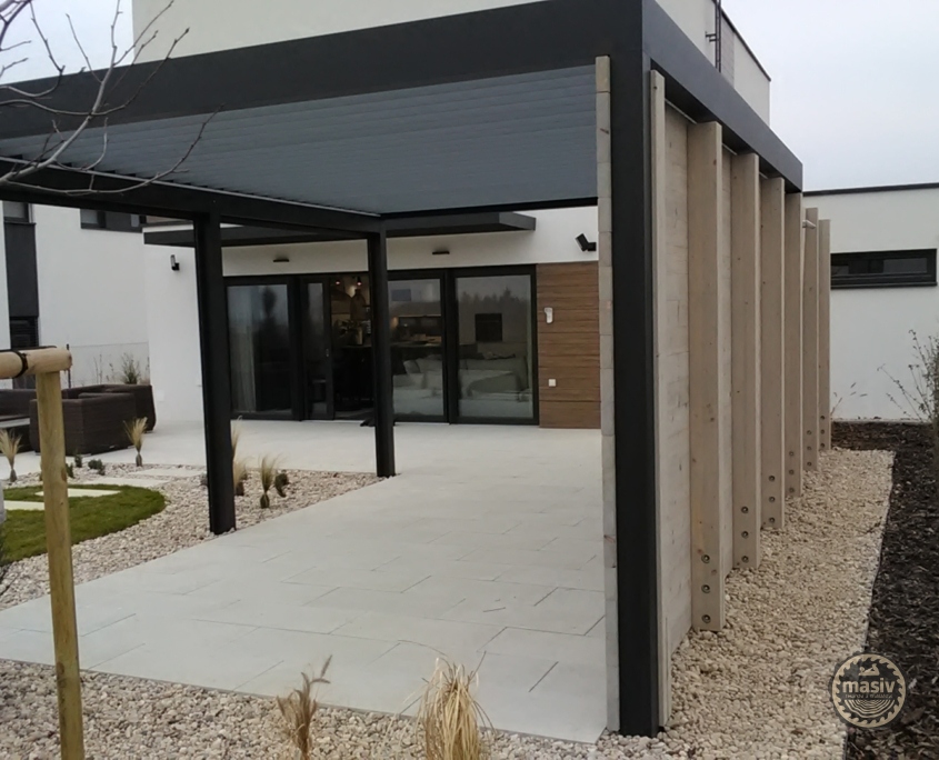 Stěna ze dřeva k zahradní pergole