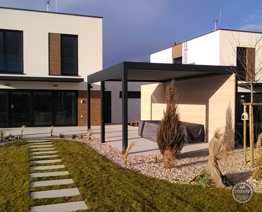 Stěna ze dřeva k zahradní pergole