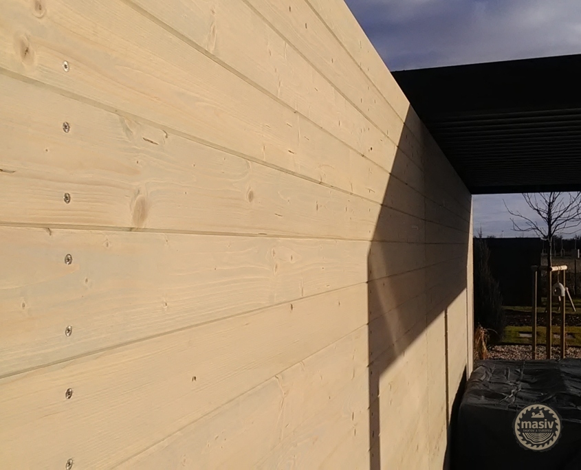 Stěna ze dřeva k zahradní pergole